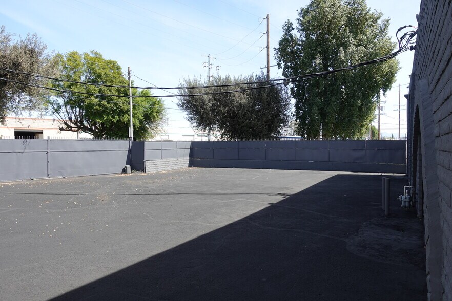 More Photos Of 18334 Eddy St, Northridge Warehouse For Sale