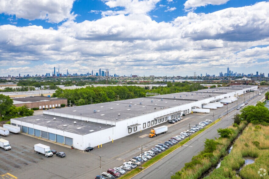More Photos Of 1000 New County Rd, Secaucus Warehouse For Lease
