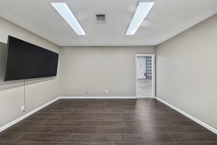 More Photos Of 900-950 NE 40th Ct, Oakland Park Warehouse For Lease