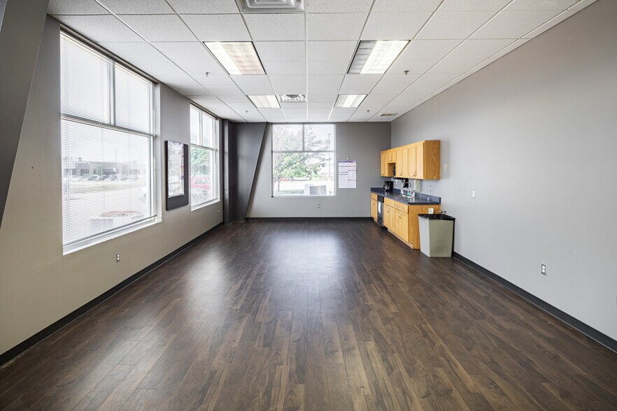 More Photos Of 921-929 Marthas Way, Hiawatha Light Distribution For Sale