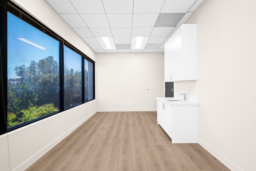 More Photos Of 24011 Ventura Blvd, Calabasas Medical For Lease