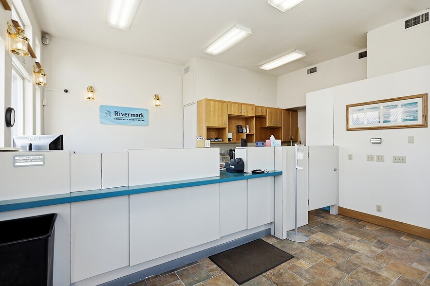 More Photos Of 501 Deschutes Ave, Maupin Freestanding For Sale