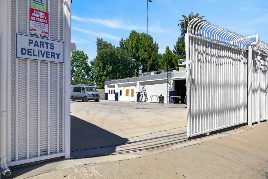 More Photos Of 14723 Aetna St, Van Nuys Auto Repair For Sale