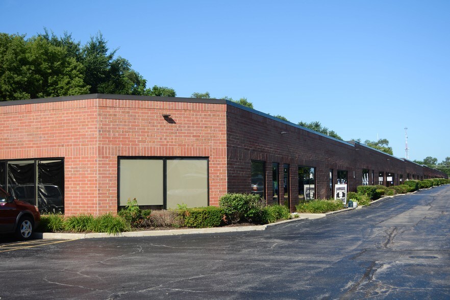 More Photos Of 111 Erick St, Crystal Lake Light Manufacturing For Lease