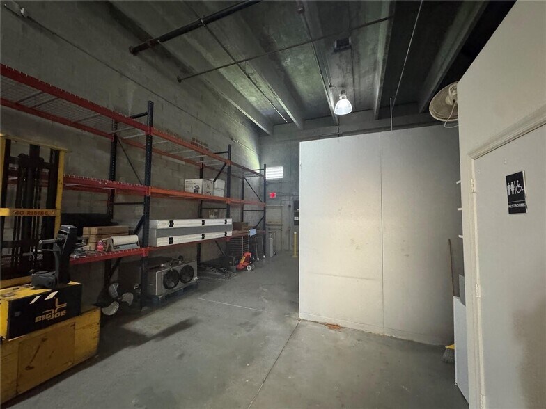 More Photos Of 2061 NW 112th Ave, Miami Light Distribution For Lease