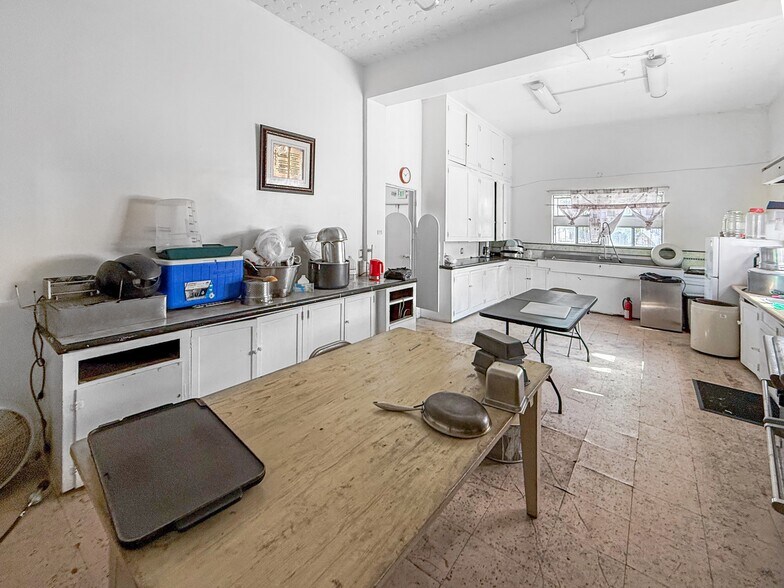 More Photos Of 7101 Menlo Ave, Los Angeles Specialty For Sale