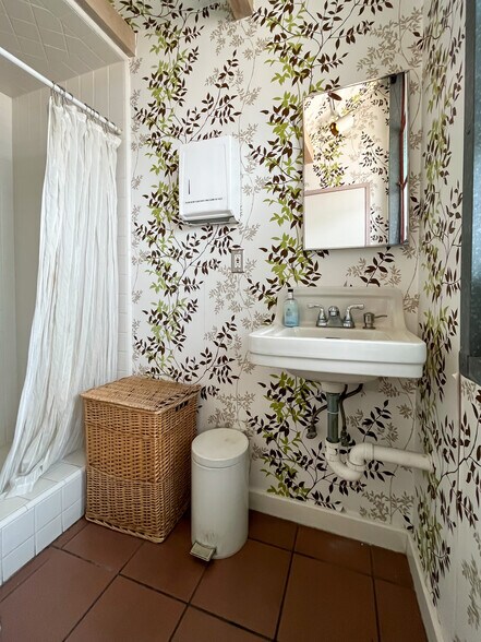 More Photos Of 891 Abbot Kinney Blvd, Venice Loft Creative Space For Sale