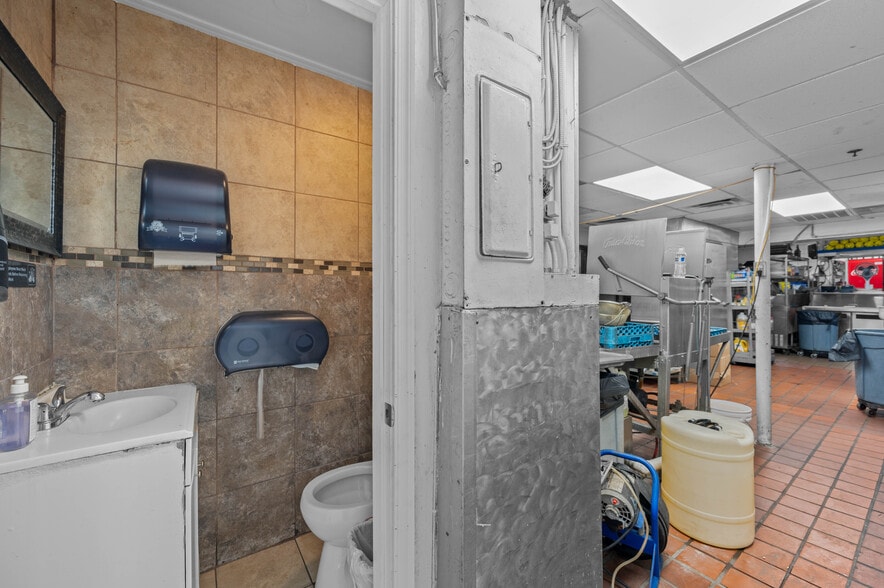 More Photos Of 5828 W Indian School Rd, Phoenix Restaurant For Sale