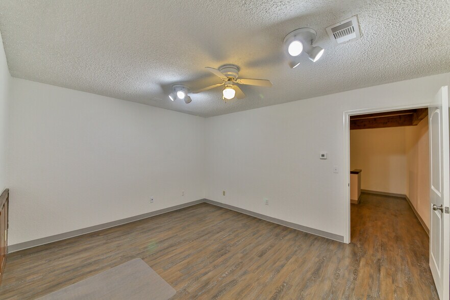 More Photos Of 423 S 8th St, La Porte Distribution For Lease