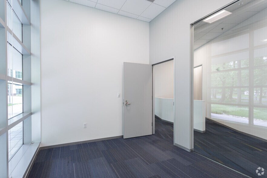 More Photos Of 3120 Fairview Park Dr, Falls Church Office For Lease