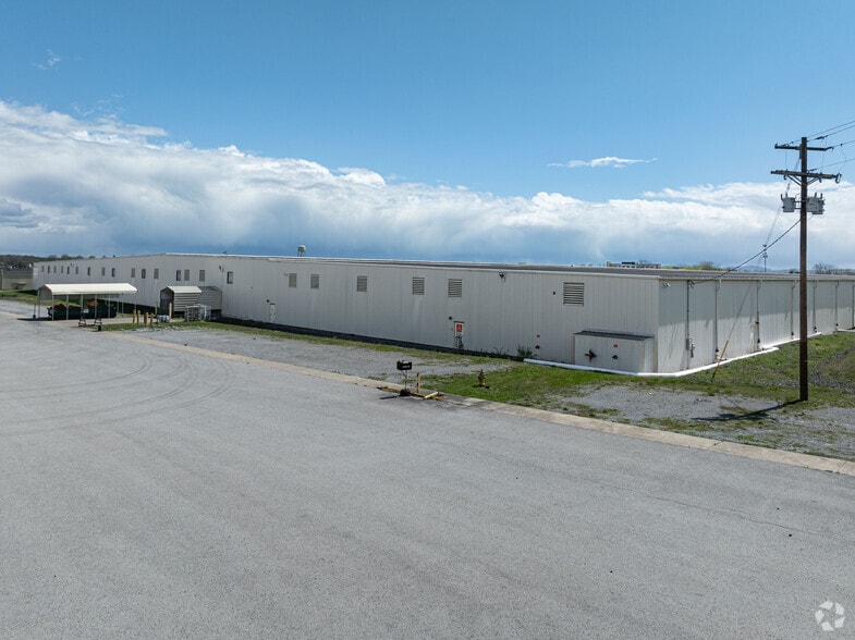 More Photos Of 1442 Toshiba Dr, Lebanon Distribution For Lease
