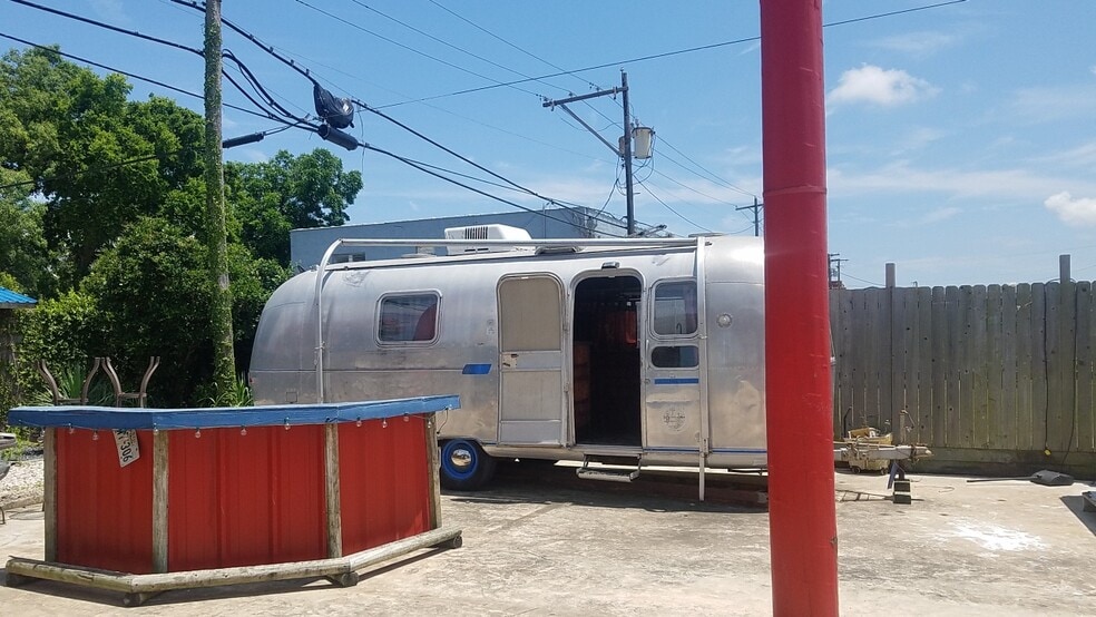 More Photos Of 622 6th St N, Texas City Bar For Lease