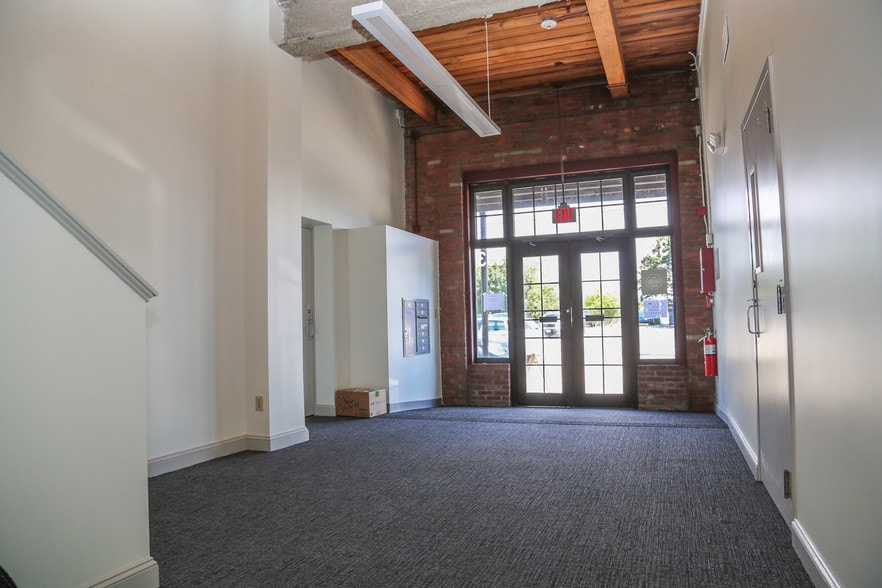 More Photos Of 333 Main St, East Greenwich Freestanding For Lease