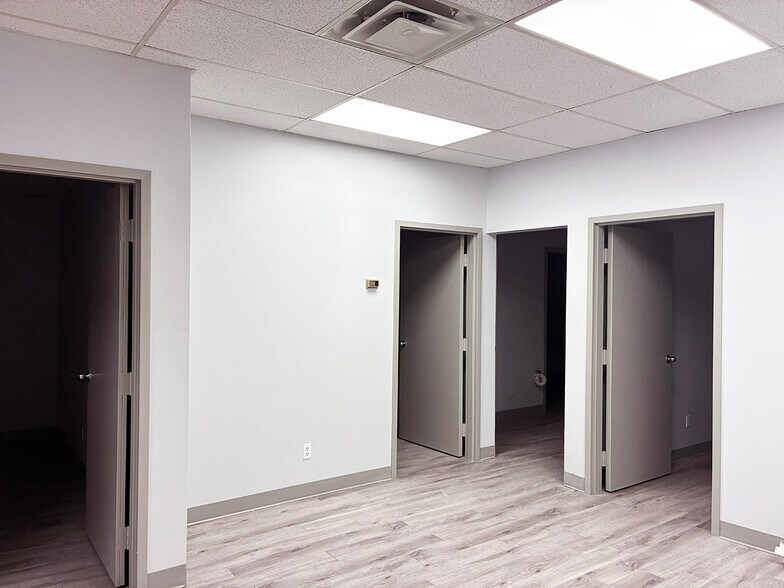 More Photos Of 5001 Crown Manor Pl, Louisville Light Distribution For Lease