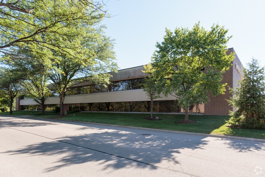 More Photos Of 8465 Keystone Crossing, Indianapolis Office Residential For Lease
