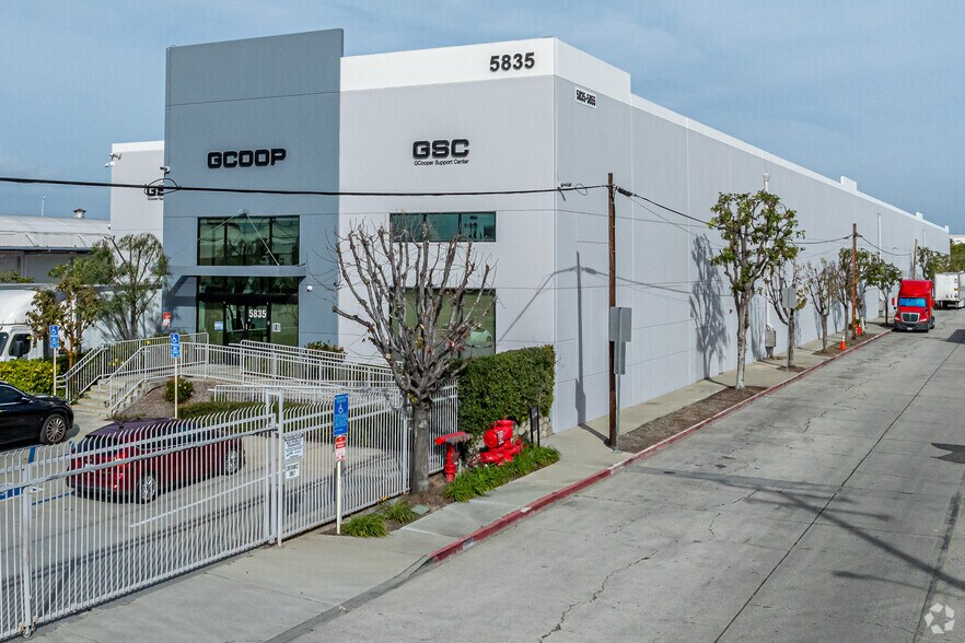 More Photos Of 5849-5853 E 61st St, Commerce Warehouse For Lease