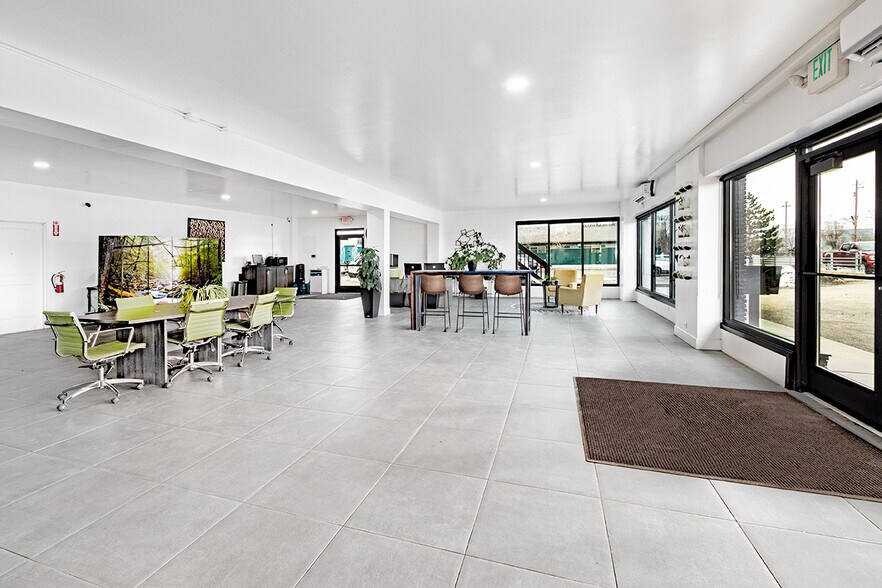 More Photos Of 910 Glendale Ave, Sparks Showroom For Sale