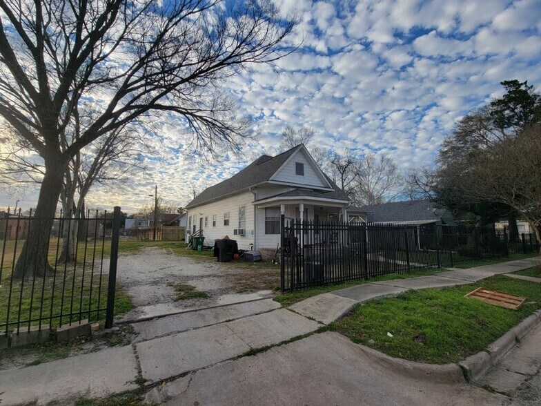More Photos Of 1905 Chapman St, Houston Apartments For Lease