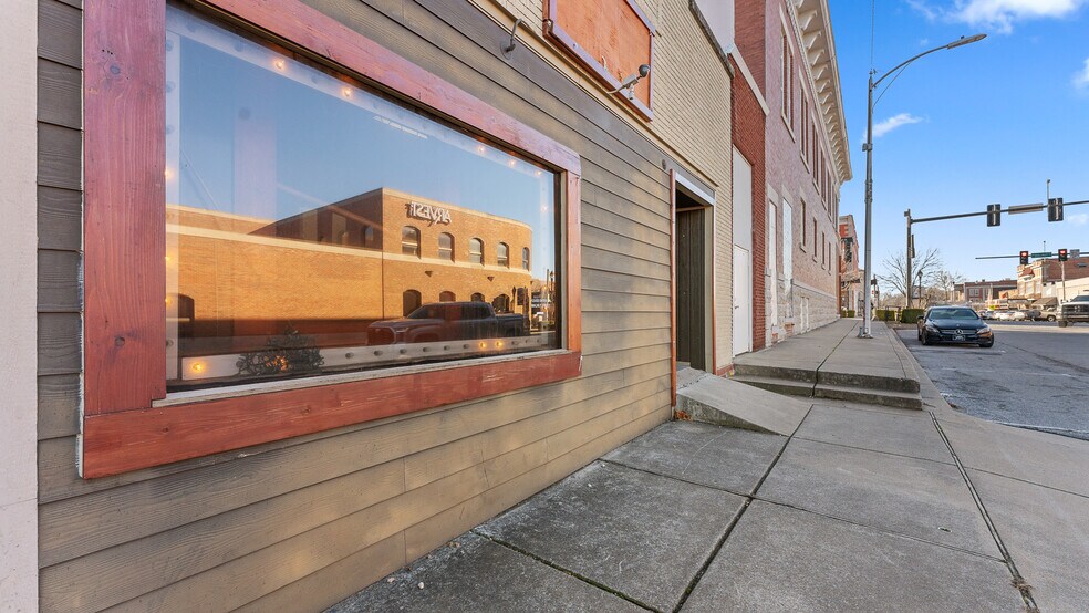 More Photos Of 117 W Walnut St, Rogers Restaurant For Lease