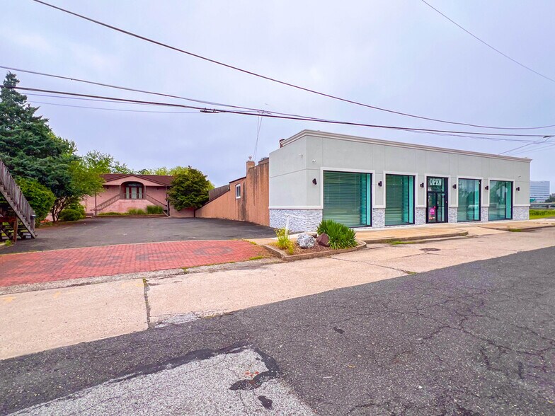 More Photos Of 222 E Bridge St, Morrisville Light Distribution For Sale