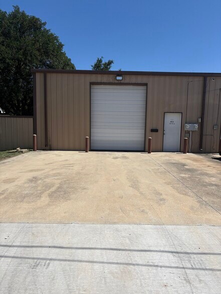 More Photos Of 4910 Roadrunner Rd, Fort Worth Showroom For Lease
