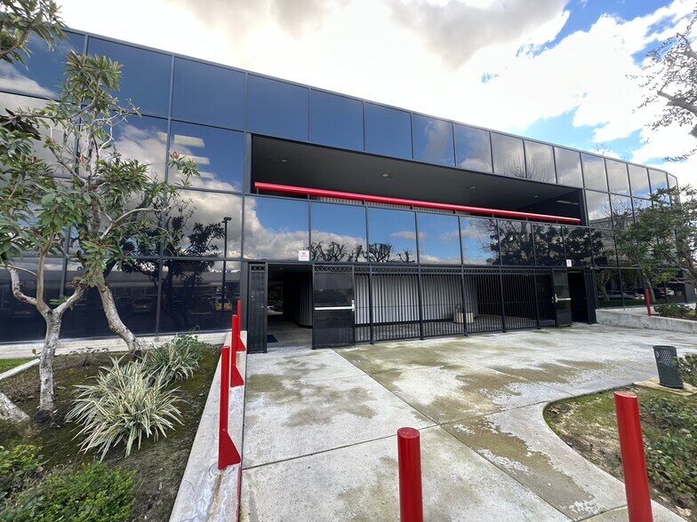 More Photos Of 5401 Business Park S, Bakersfield Loft Creative Space For Sale