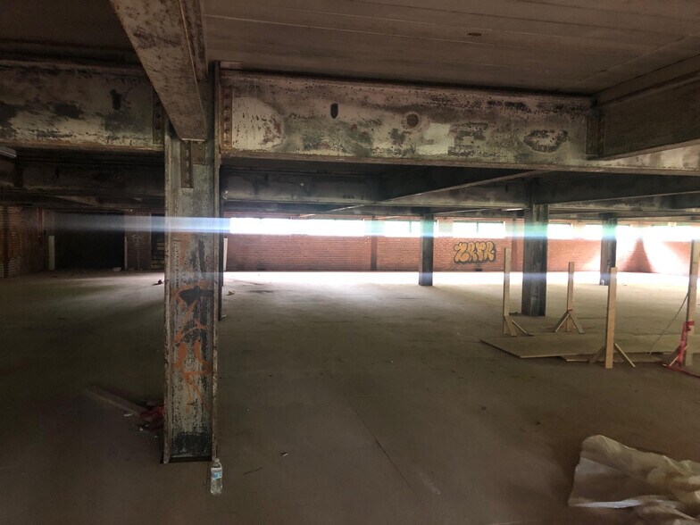 More Photos Of 1702 Fairview St, Greensboro Self Storage For Lease