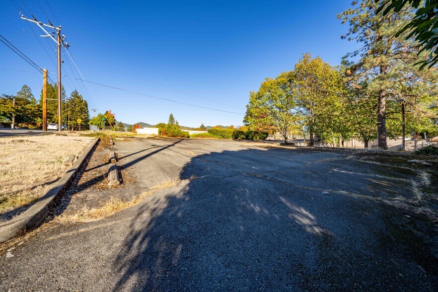 More Photos Of 700 NW Dimmick St, Grants Pass Specialty For Sale