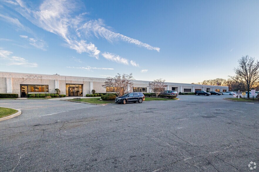 More Photos Of 55 W Ames Ct, Plainview Research And Development For Lease