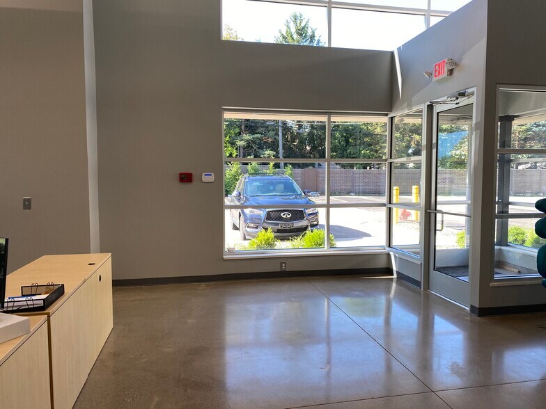 More Photos Of 645 Hulet Dr, Bloomfield Township Office For Lease