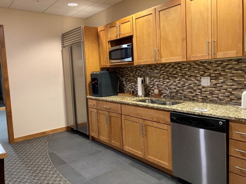 More Photos Of 2009 W Beltline Hwy, Madison Office For Lease