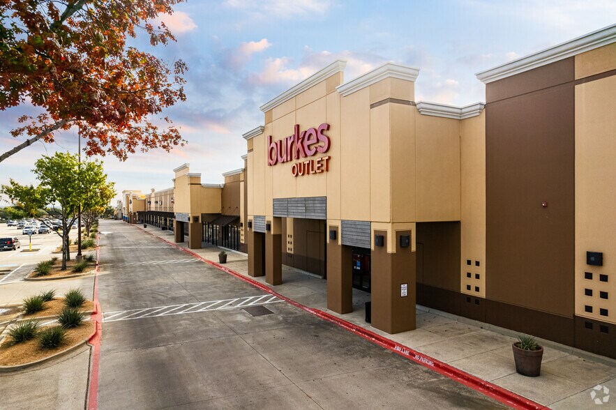 More Photos Of 360-420 E Round Grove Rd, Lewisville Unknown For Lease