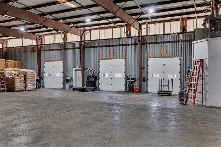 More Photos Of 15 E Elm St, Broadalbin Warehouse For Lease