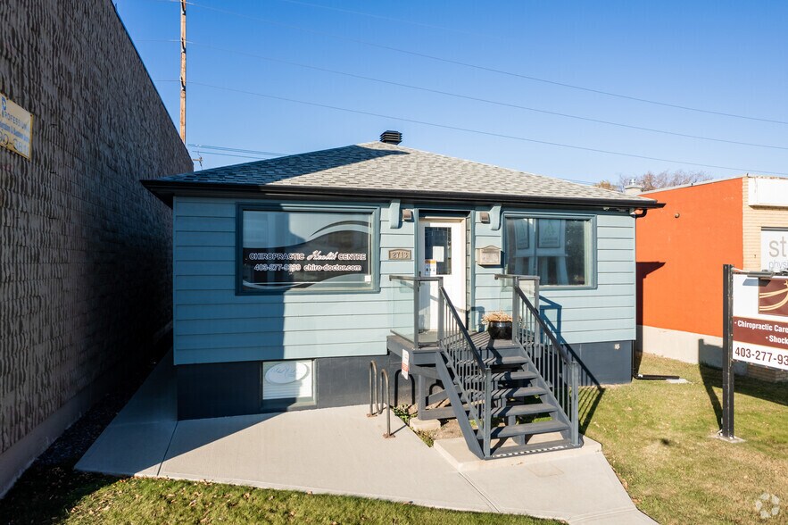 Primary Photo Of 2713 Centre St NW, Calgary Freestanding For Sale