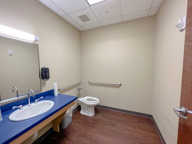 More Photos Of 17420 Highway 190 E, Hammond Showroom For Lease