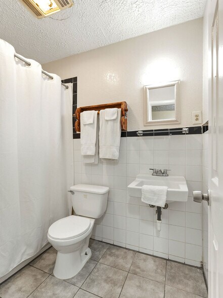 More Photos Of 1900 N Broadway Ave, Ada Hotel For Sale