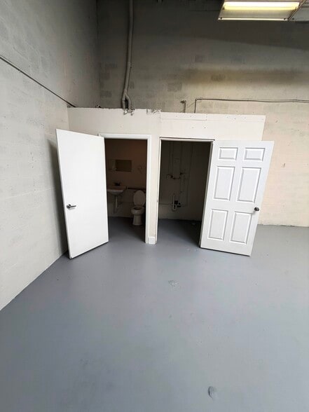 More Photos Of 1056 NE Pine Island Rd, Cape Coral Showroom For Lease