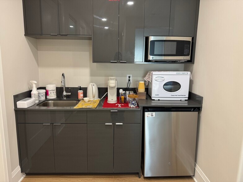 More Photos Of 610 Colonial Park Dr, Roswell Medical For Lease