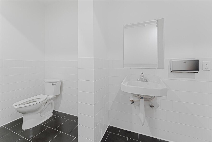 More Photos Of 176 N La Brea Ave, Los Angeles Storefront Retail Office For Sale