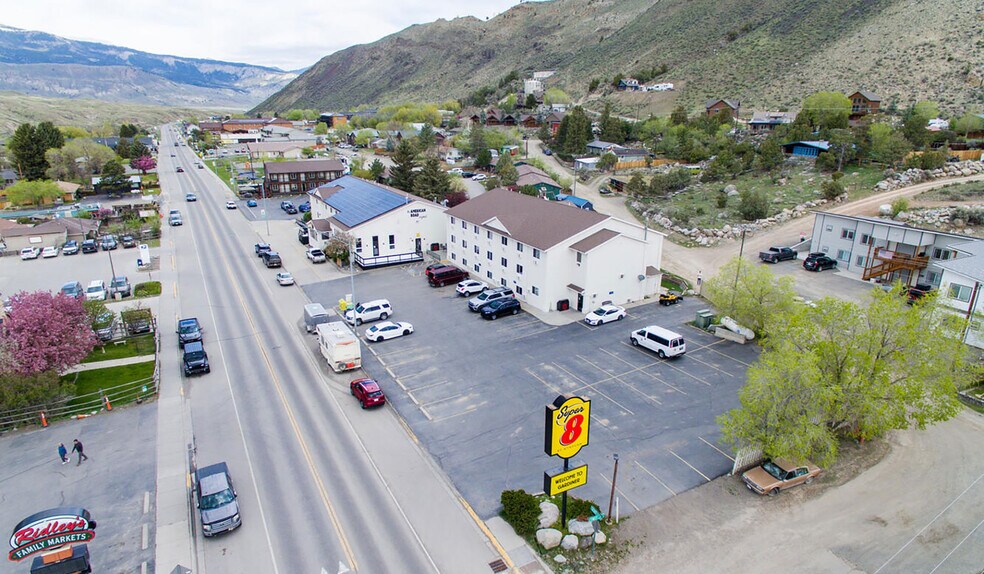 More Photos Of 702 Scott St, Gardiner Hotel For Sale