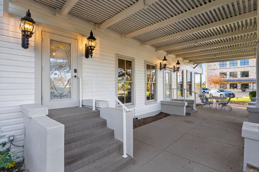 More Photos Of 119 Avenue G, Marble Falls Office For Sale