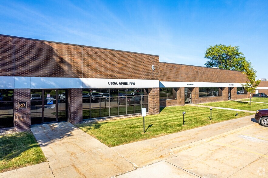 More Photos Of 11201-11243 Aurora Ave, Urbandale Flex For Lease