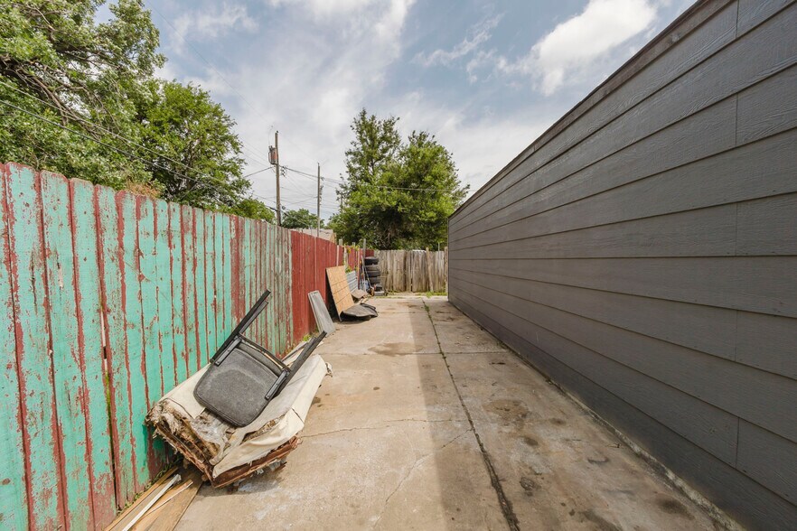More Photos Of 2013 S Broadway St, Wichita Auto Dealership For Sale