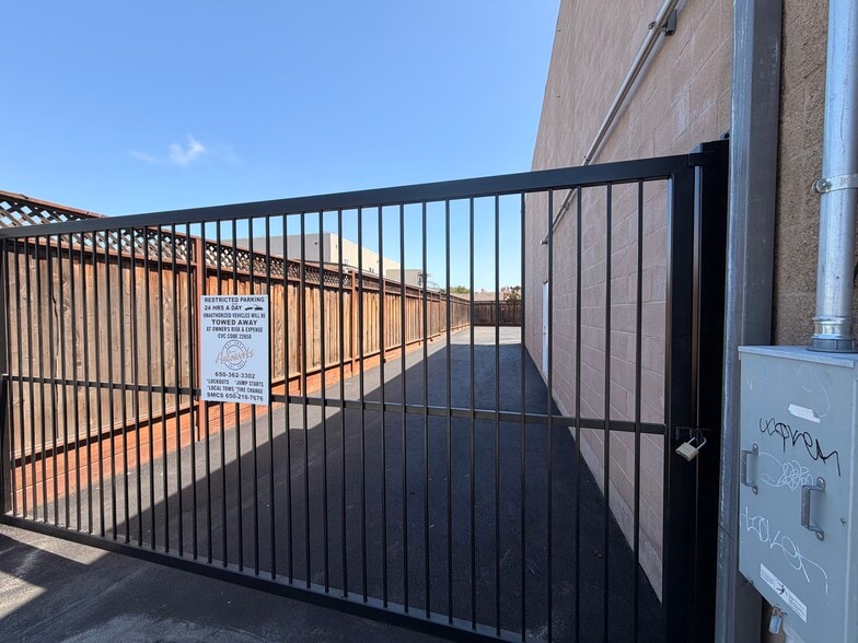 More Photos Of 3113 Middlefield Rd, Redwood City Light Distribution For Lease