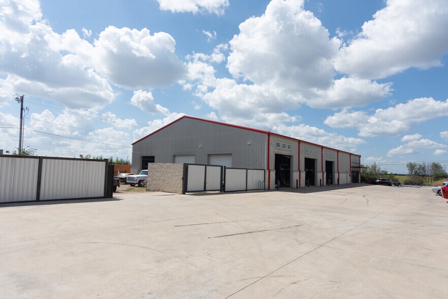 More Photos Of 1131 S Loop 4, Buda Warehouse For Lease