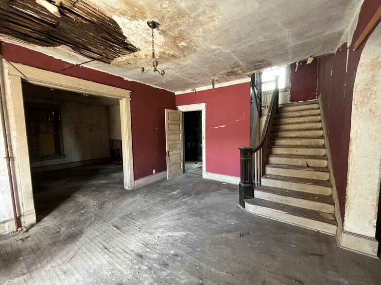 More Photos Of 17 Corling St, Petersburg Flex For Sale