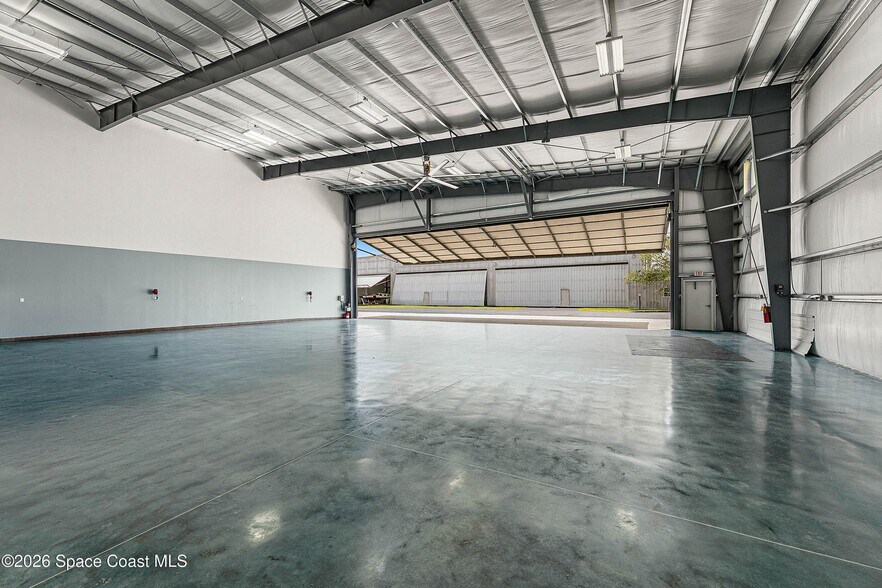 More Photos Of 805 Tower Access Rd, Melbourne Airplane Hangar For Sale