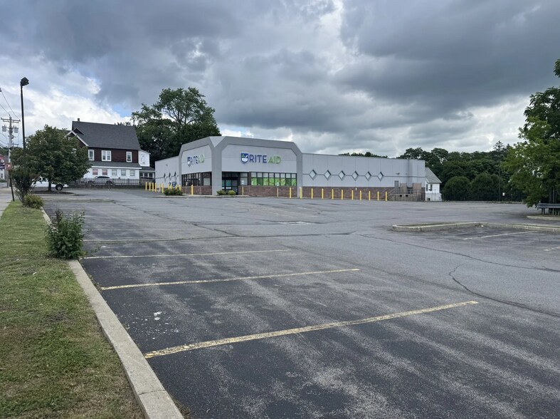 More Photos Of 149 Market St, Amsterdam Drugstore For Lease