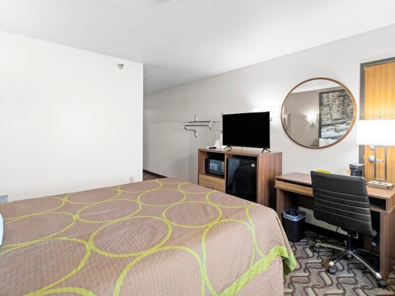More Photos Of 1412 Warm Springs Dr, Dubois Hotel For Sale