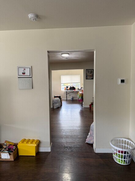 More Photos Of 187 W Oregon Ave, Creswell Flex For Sale